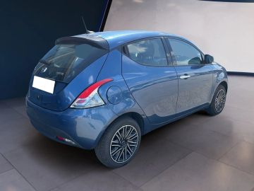 Car image 4