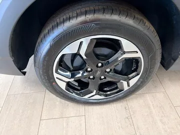 Car image 24