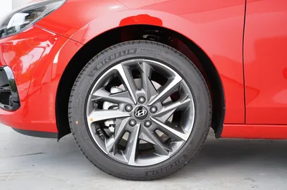 Car image 14