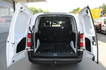 Car image 26