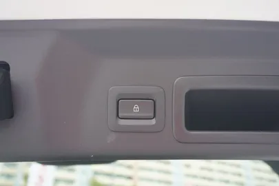 Car image 35