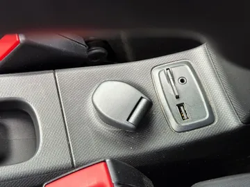 Car image 30