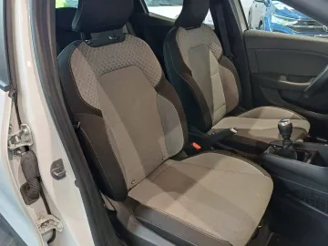 Car image 40