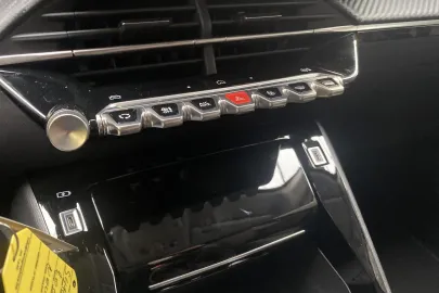 Car image 32
