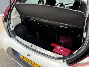 Car image 24