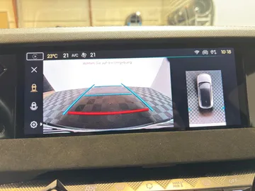Car image 18