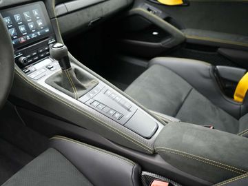 Car image 32