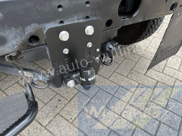 Land Rover Defender SE 110 kW image number 15