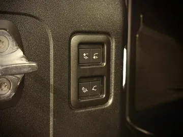 Car image 32