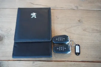 Car image 30