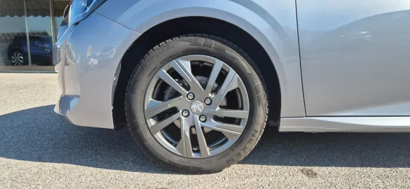 Car image 18