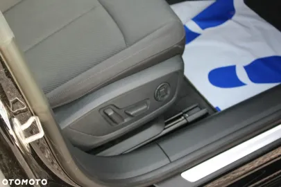 Car image 35
