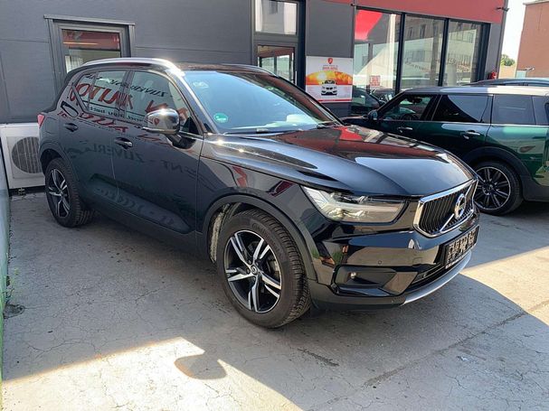 Volvo XC40 D3 AWD Geartronic Momentum 110 kW image number 2