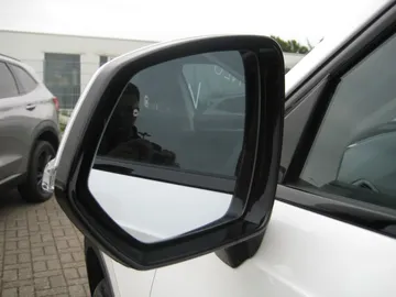 Car image 32