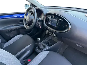 Car image 14