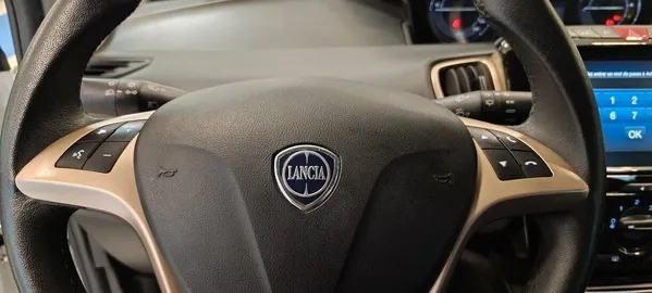 Car image 14