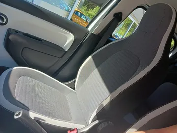 Car image 27