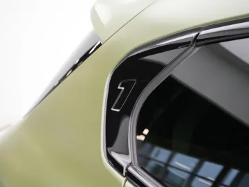 Car image 32