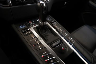 Car image 30