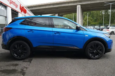 Car image 4