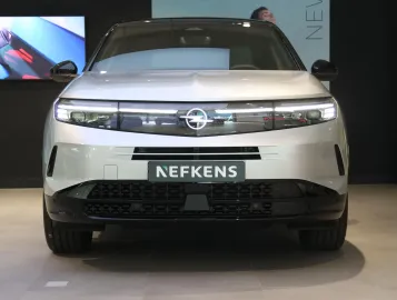Car image 3