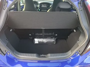 Car image 19