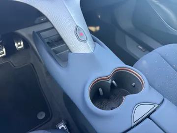 Car image 32