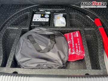 Car image 32