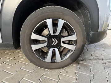 Car image 23
