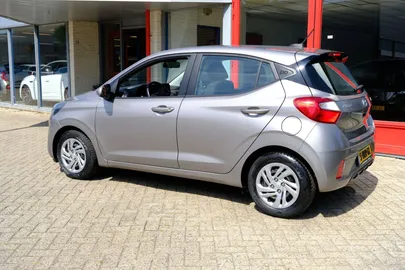 Car image 25