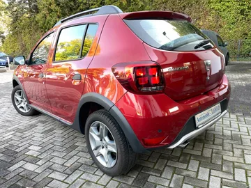 Car image 4