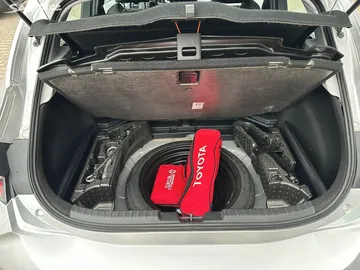 Car image 24