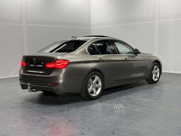 BMW 320i Luxury Line 135 kW image number 2