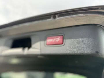 Car image 32