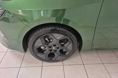 Car image 10