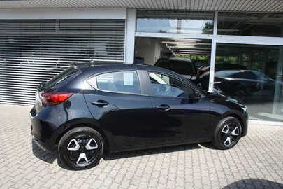 Car image 4