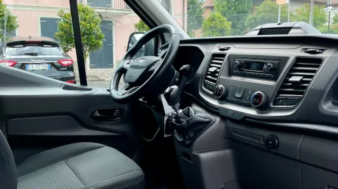 Car image 18