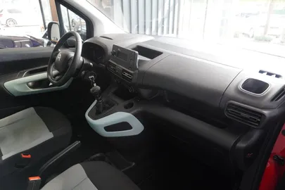 Car image 16
