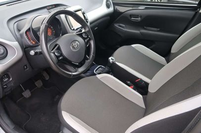 Car image 11