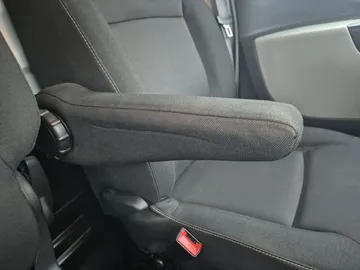 Car image 30