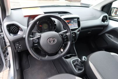 Car image 14