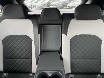 Car image 30