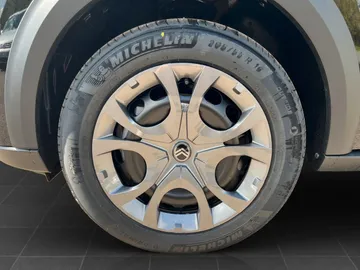 Car image 18