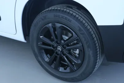 Car image 27