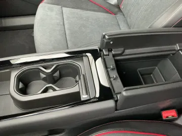 Car image 32