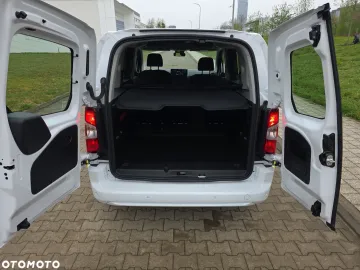 Car image 25