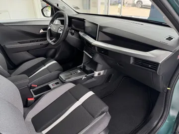 Car image 32