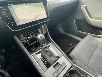 Car image 32