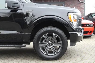 Car image 15