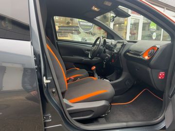 Car image 11